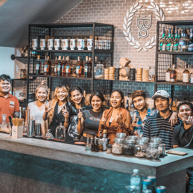 thai students during the bartender course